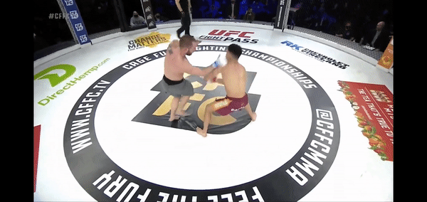 Cú 'thần cước' knock-out xứng đáng xem đi xem lại 100 lần