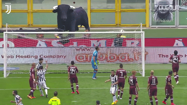 VIDEO: HLV Juventus lập siêu phẩm vào lưới đội kình địch