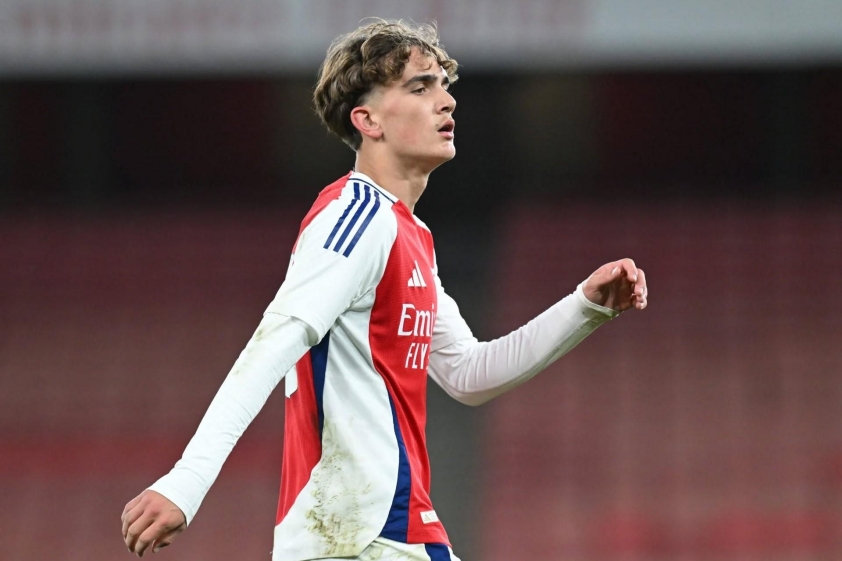 Thần đồng 15 tuổi làm điều không tưởng tại Arsenal 690741