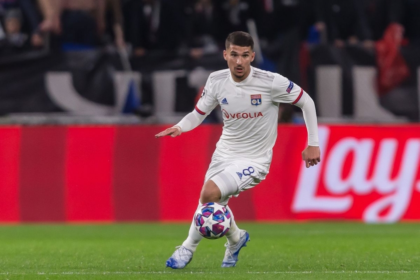 houssem aouar thi dau rat an tuong trong mau ao lyon