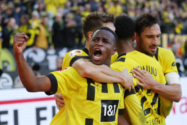Moukoko cùng các đồng đội ăn mừng bàn thắng vào lưới Schalke (Ảnh: Getty)
