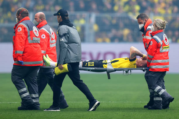 Reus phải rời sân bằng cáng sau pha va chạm mạnh với cầu thủ đối phương (Ảnh: Getty)