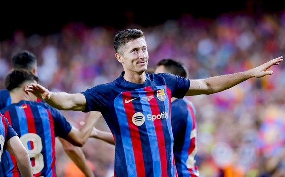 Barca đã bị Real bỏ lại phía sau trong cuộc đua vô địch với 6 điểm nhiều hơn (Ảnh: internet)
