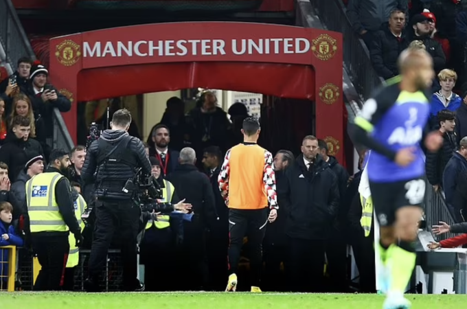 Vén màn bí mật: Tất cả đã sai vì chỉ trích Ronaldo sau hành động bỏ vào đường hầm? 205884