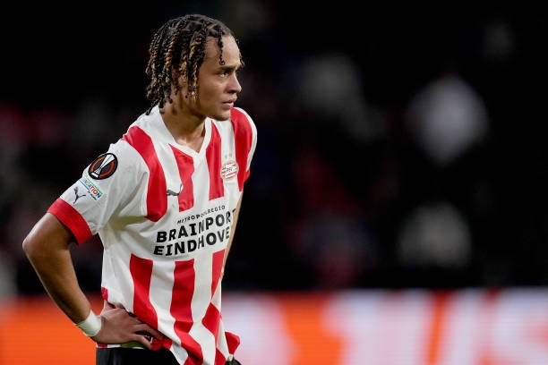 Danh tính hai sao trẻ PSV biến hàng thủ Arsenal thành trò đùa 209794