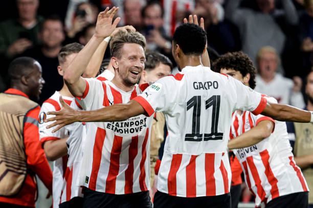 Danh tính hai sao trẻ PSV biến hàng thủ Arsenal thành trò đùa 209795