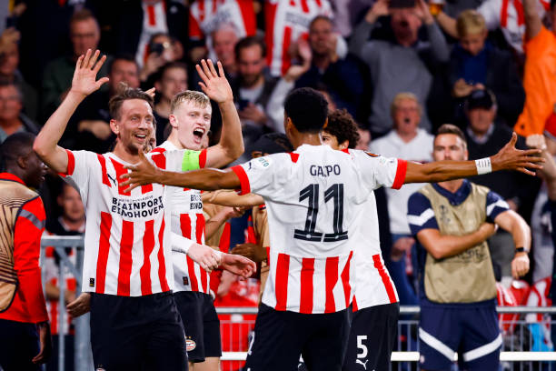 Các cầu thủ PSV ăn mừng bàn thắng vào lưới Arsenal (Ảnh: Getty)
