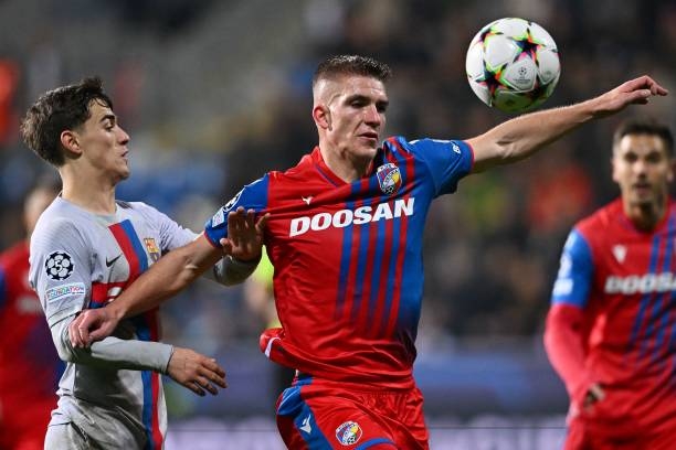 Hàng phòng ngự của Barca thi đấu rất thiếu tập trung ở trận đấu này (Ảnh: Getty)