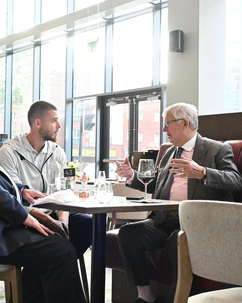 Sir Alex Ferguson xúc động ngày gặp lại học trò cũ 681159