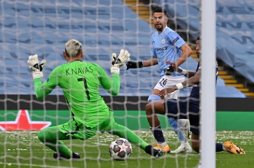 Mahrez mở tỷ số từ pha phản công nhanh. Ảnh: Getty