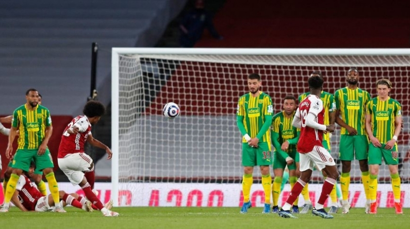 Willian lập siêu phẩm đá phạt. Ảnh: Getty