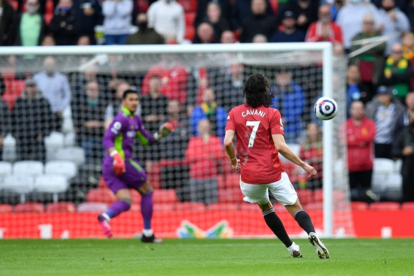 Cavani lập siêu phẩm mở tỷ số. Ảnh: Getty