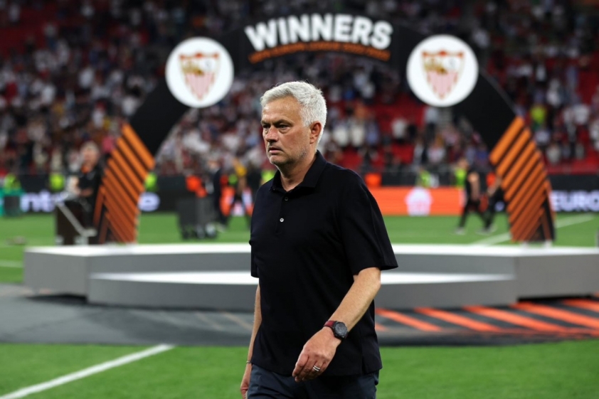 Mourinho mất kiềm chế, có hành động không đẹp với Anthony Taylor tại bãi đỗ xe 286893