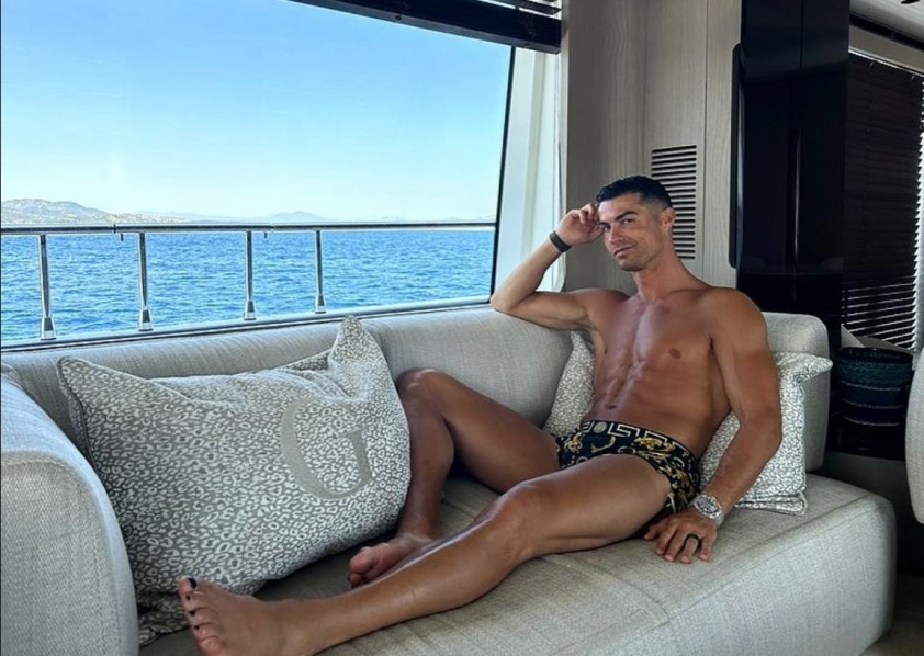 Ronaldo khiến fan điên đảo với hành động 'siêu đáng yêu' của mình 296998