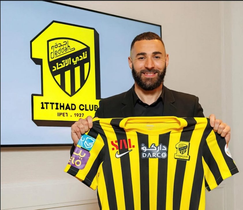 Benzema 'khiến fan hâm mộ lo lắng' trong ngày đầu hội quân tại Al Ittihad 305236