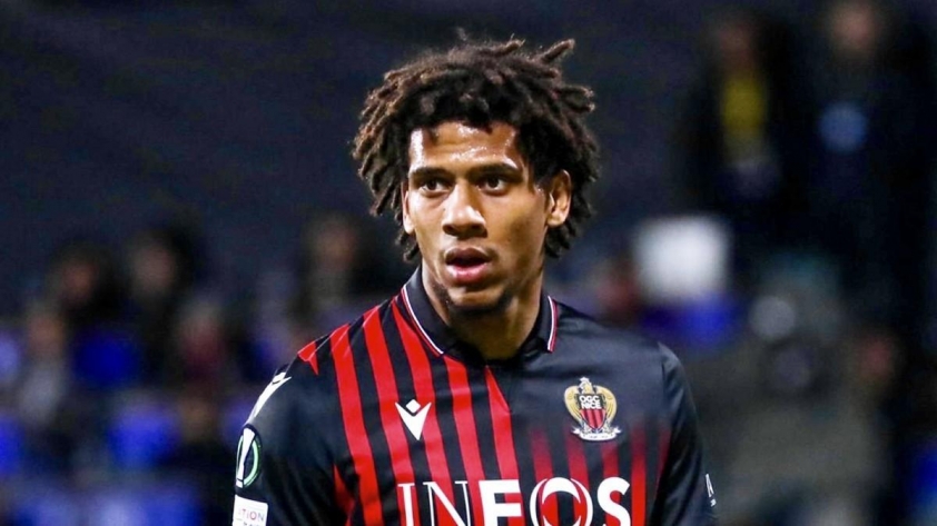 Gạt thẳng Varane, Erik Ten Hag có trung vệ được săn đón hàng đầu thế giới 317228