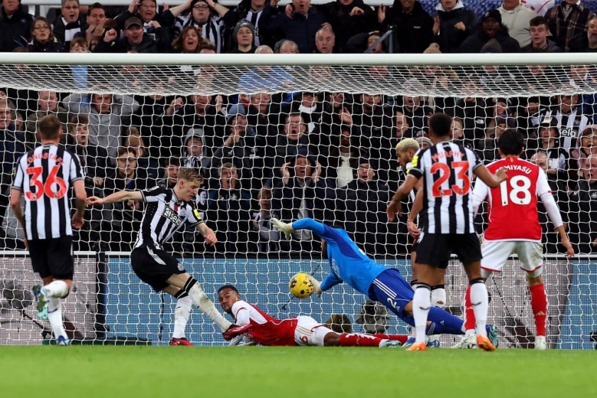 Bàn thắng tranh cãi, Newcastle khiến Arsenal nếm mùi thất bại đầu tiên trong mùa giải 351837