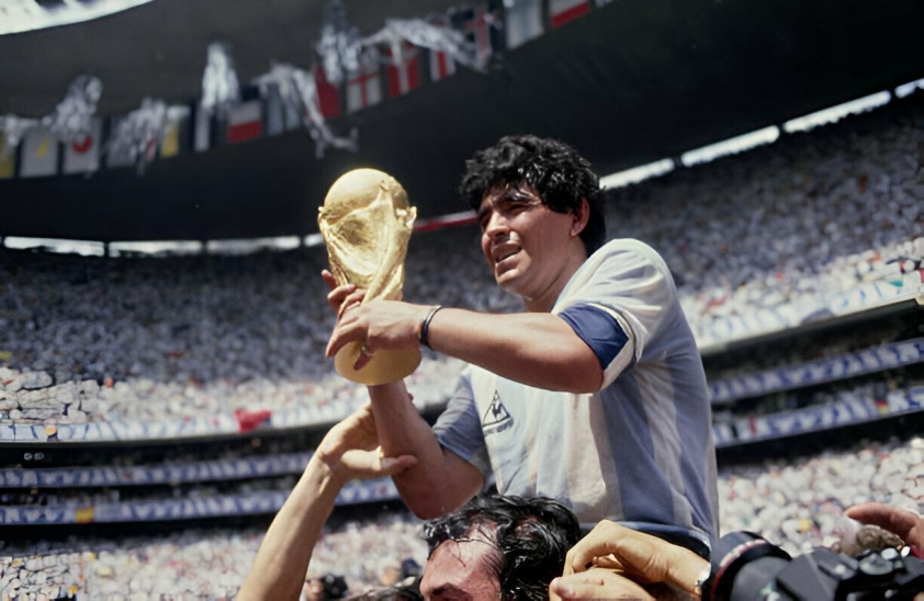 Diego Maradona được đưa vào lăng mộ 455524