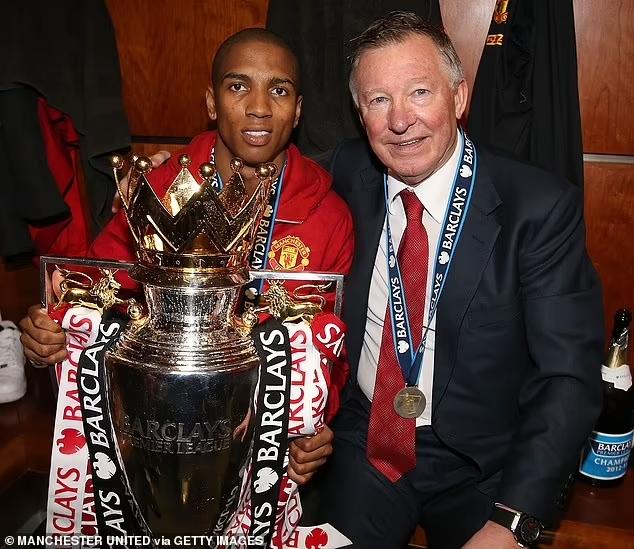 MU thua tan nát, Alex Ferguson mới là kỉ niệm buồn nhất tại Old Trafford 457640