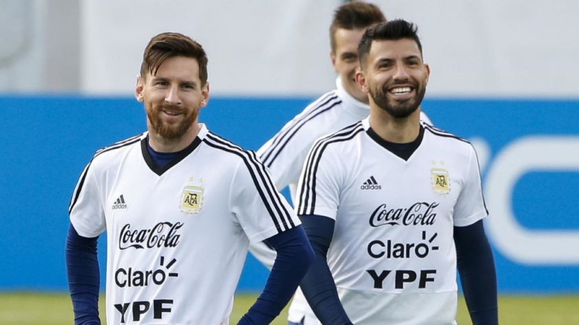 Chê Ronaldo 'bình thường', bạn thân Messi nhận cơn mưa chỉ trích từ NHM Real 299641