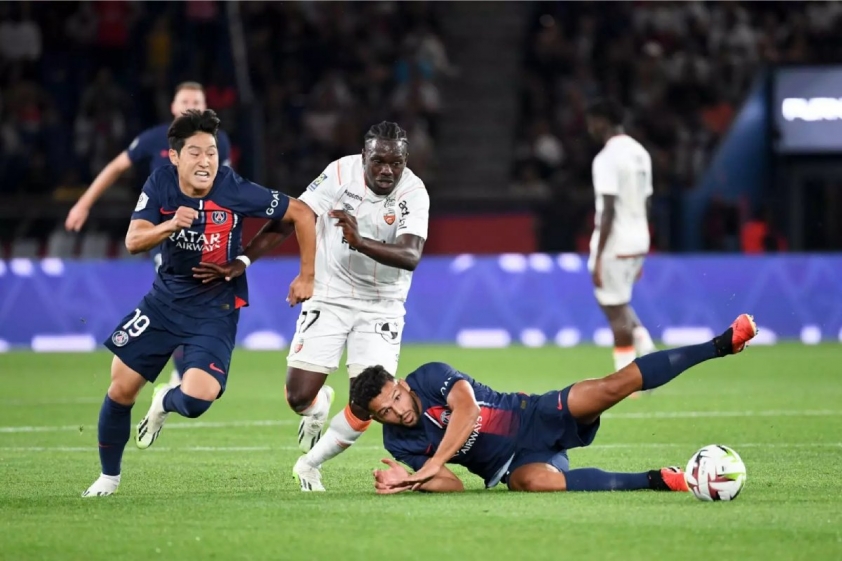 Hòa bạc nhược, cổ động viên PSG bắt đầu nhớ Mbappe và Neymar 313104