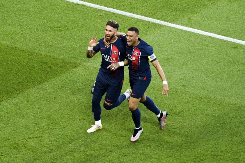 Chúc đàn anh hồi hương, Mbappe thể hiện khao khát gia nhập Real? 322414