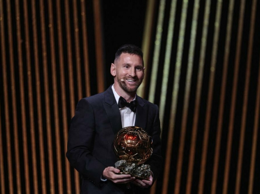 SỐC! Ronaldo có phản ứng bất ngờ trước Quả Bóng Vàng thứ 8 của Messi 349707
