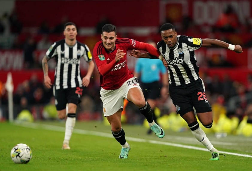 Old Trafford liên tục thất thủ, CĐV MU chỉ điểm nhân tố 'vô dụng' nhất trên sân 350567