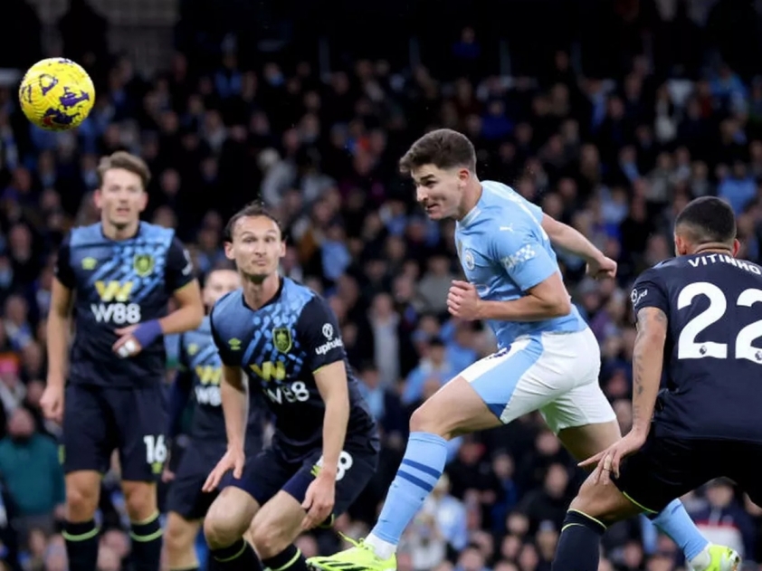 Alvarez tỏa sáng, Man City đánh bại Burnley để phả hơi nóng lên cuộc đua vô địch 400930