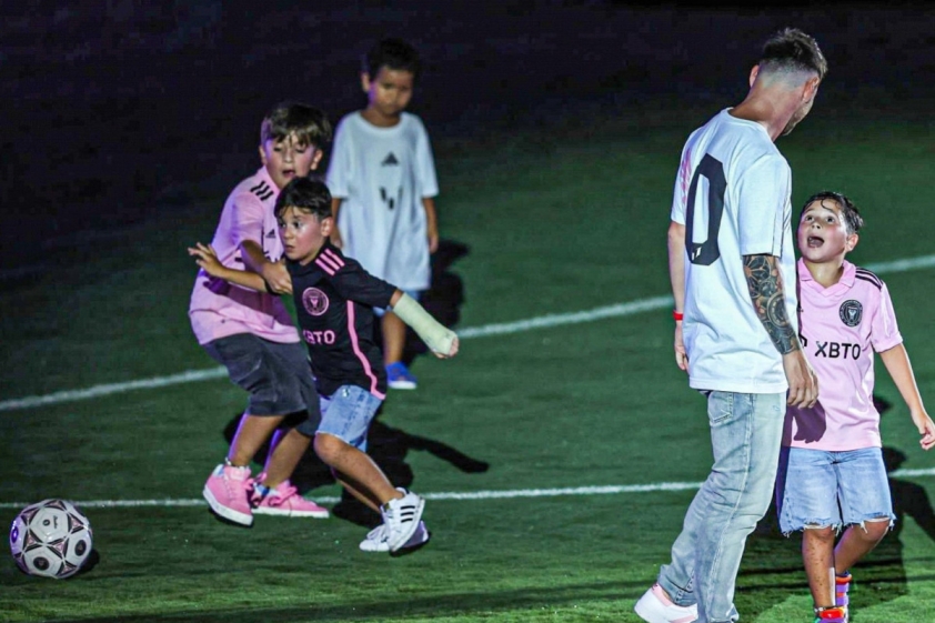 Con trai của Messi xâu kim cha trong ngày ra mắt câu lạc bộ mới! 304019