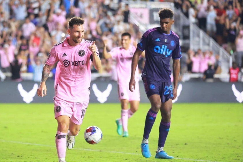 Quá đẳng cấp, Messi khiến đối thủ phải làm điều chưa từng có 313331