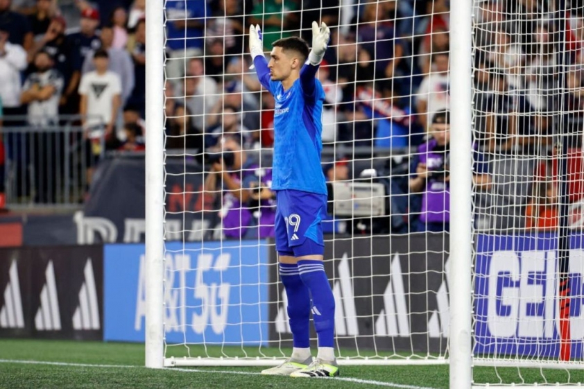 Chelsea phá kỉ lục chuyển nhượng, chốt thủ thành kình địch của Messi 314494
