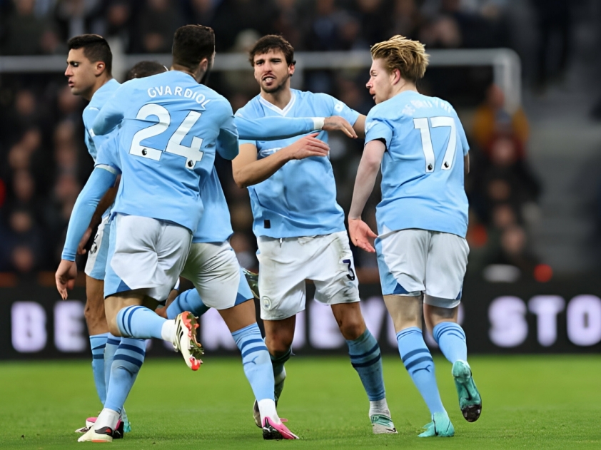 Bruyne tái xuất khó tin, Man City lội ngược dòng phút bù giờ trước Newcastle 389977
