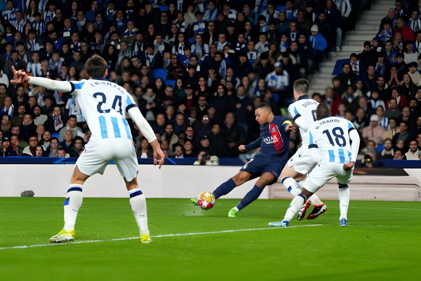 Mbappe ghi bàn tuyệt đẹp, vì sao trọng tài phải dừng trận đấu? 416703