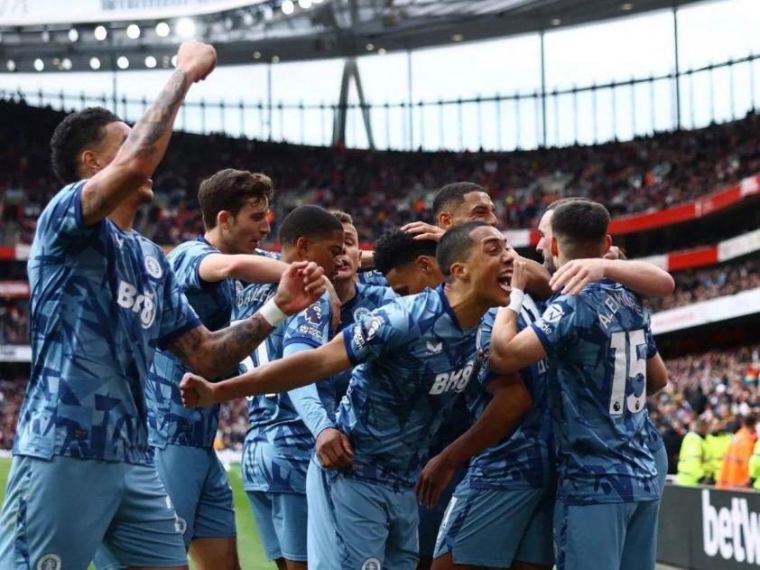 Emirates thất thủ, Arsenal nhận trận thua muối mặt trước Aston Villa 443436