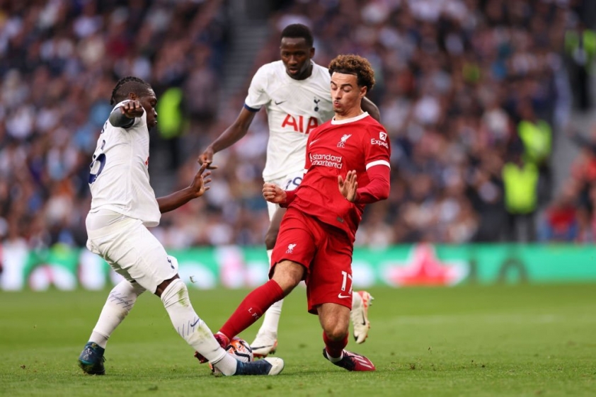 Tottenham thắng đầy tranh cãi khi Liverpool nhận 2 thẻ đỏ 334955