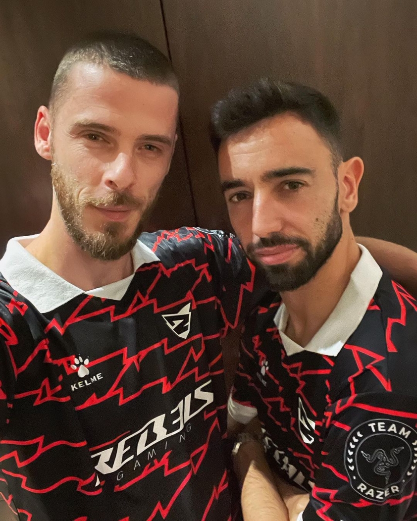 Giữa tin đồn giải nghệ, De Gea mừng rỡ tái ngộ đội trưởng MU 344935
