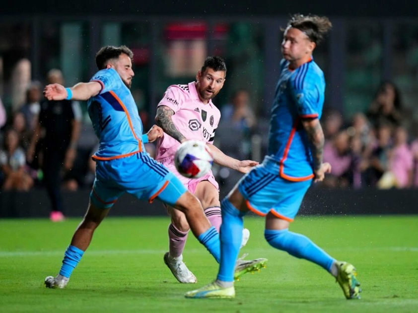 Niềm vui không trọn vẹn, Messi im tiếng trong ngày tri ân Quả bóng Vàng với Inter Miami 354946