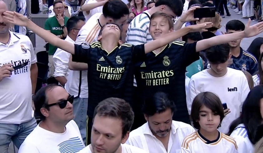 Real Madrid diễu hành mừng cúp C1 thứ 15 trong biển người hâm mộ 473962