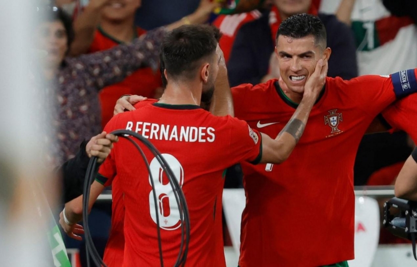 Ronaldo bị fan cuồng tấn công ngay trên sân-524796