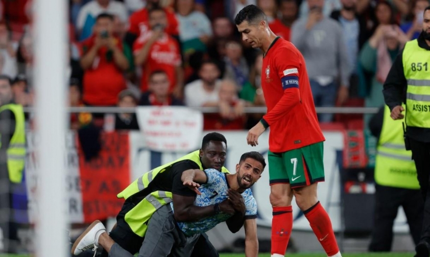 Ronaldo bị fan cuồng tấn công ngay trên sân-524797