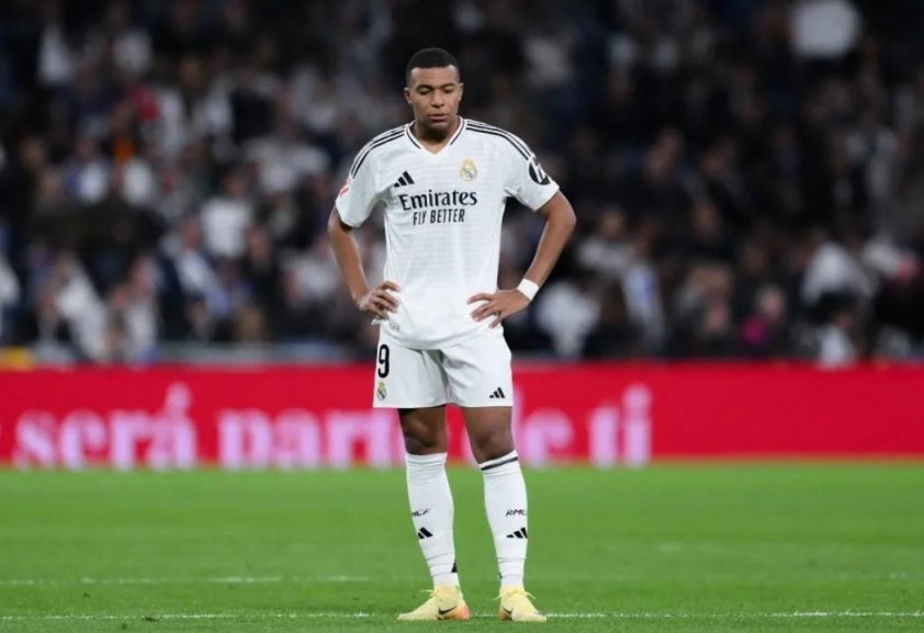Mbappe 'hục hặc' Ancelotti, không hạnh phúc ở Real Madrid-554004