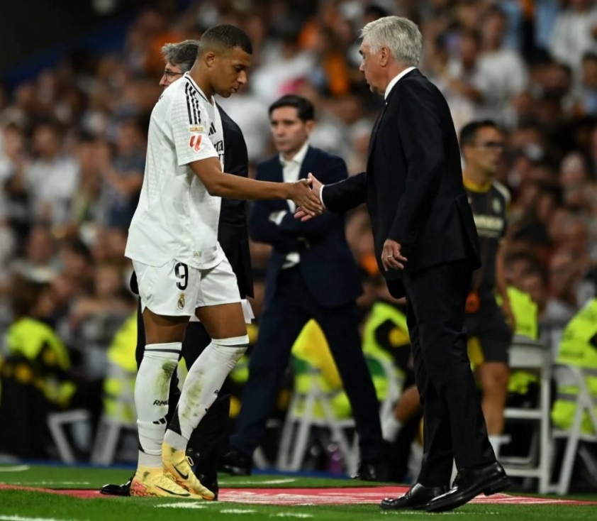 Mbappe 'hục hặc' Ancelotti, không hạnh phúc ở Real Madrid-554005