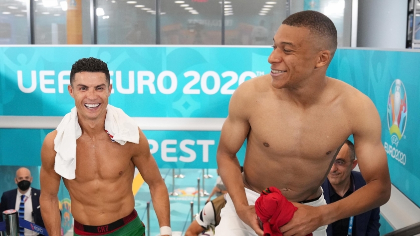Mbappe ước được chơi cùng Ronaldo, tương lai tới Al Nassr?-572042