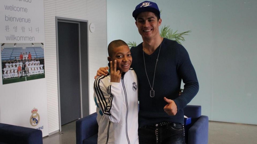 Mbappe ước được chơi cùng Ronaldo, tương lai tới Al Nassr?-572043