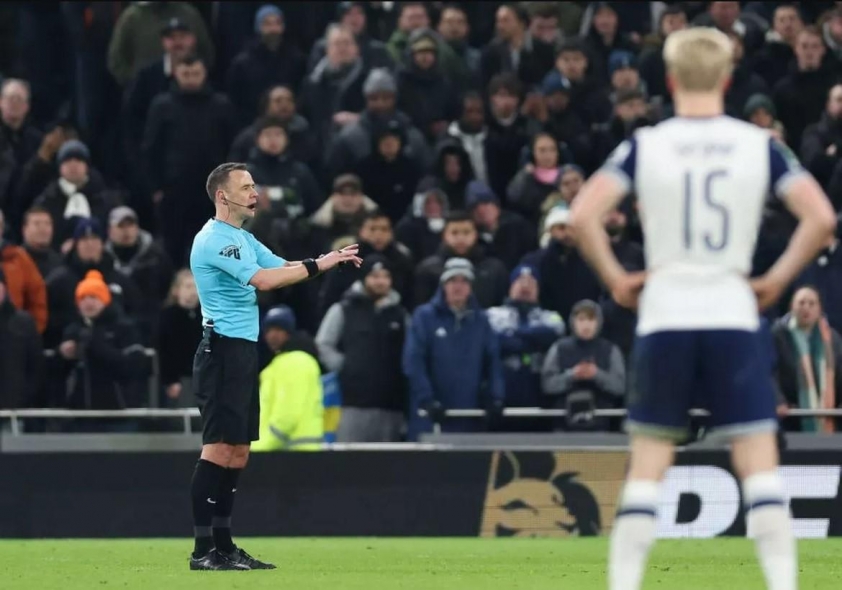 Trận Tottenham vs Liverpool làm nên lịch sử vì trọng tài-580632