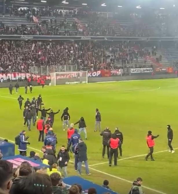 Mbappe bất ngờ bị NHM biểu tình phản đổi 587485