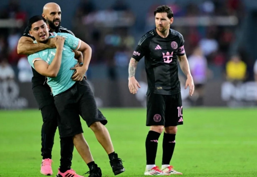 Vệ sĩ Messi lần đầu 'thua cuộc' trước một fan cuồng 589311