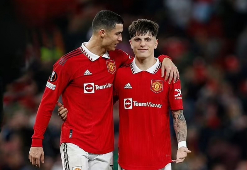 Hình Messi xuất hiện bất ngờ tại 'nơi đặc biệt' của Garnacho 589428