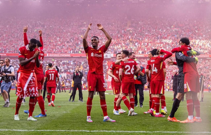 Chùm ảnh Liverpool ăn mừng chức vô địch NHA 2024/25: Đêm không ngủ ở Anfield 627142